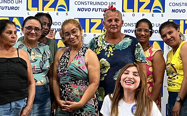 Liza Lopes reunida com mulheres em ação comunitária