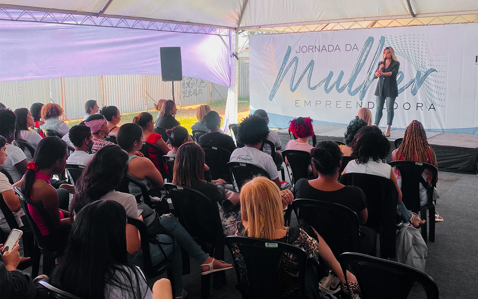 Liza Lopes palestrando para mulheres em uma ação de empreendedorismo
