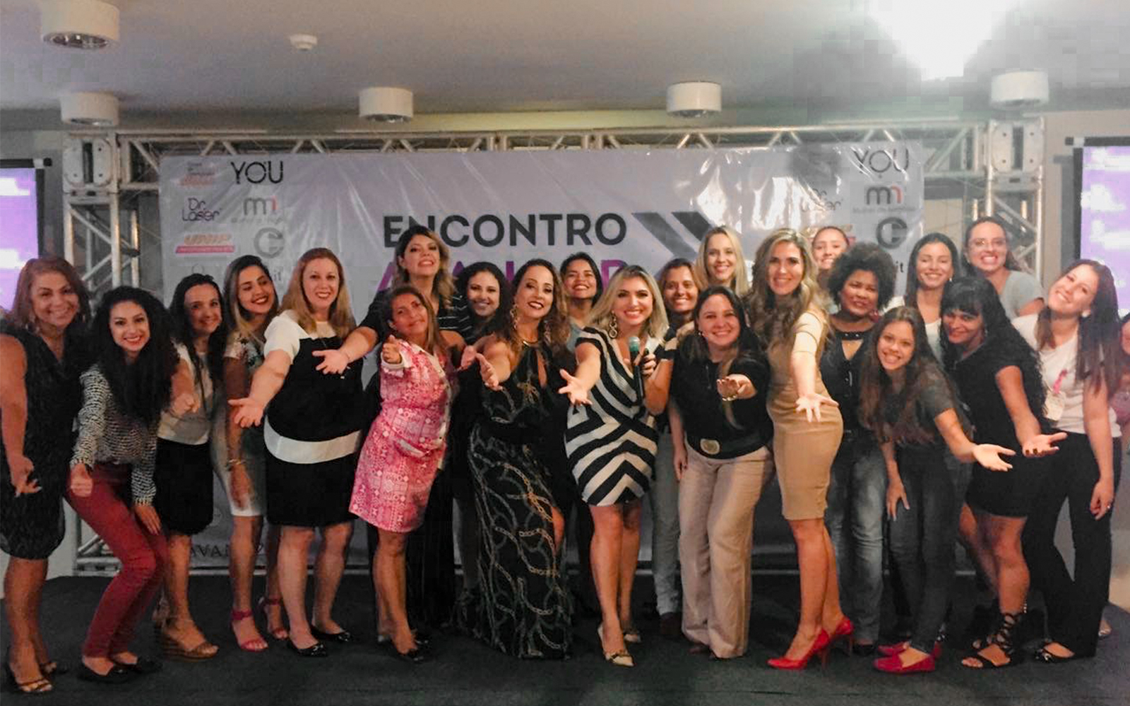 Grupo de mulheres reunidas em encontro de autonomia e empreendedorismo