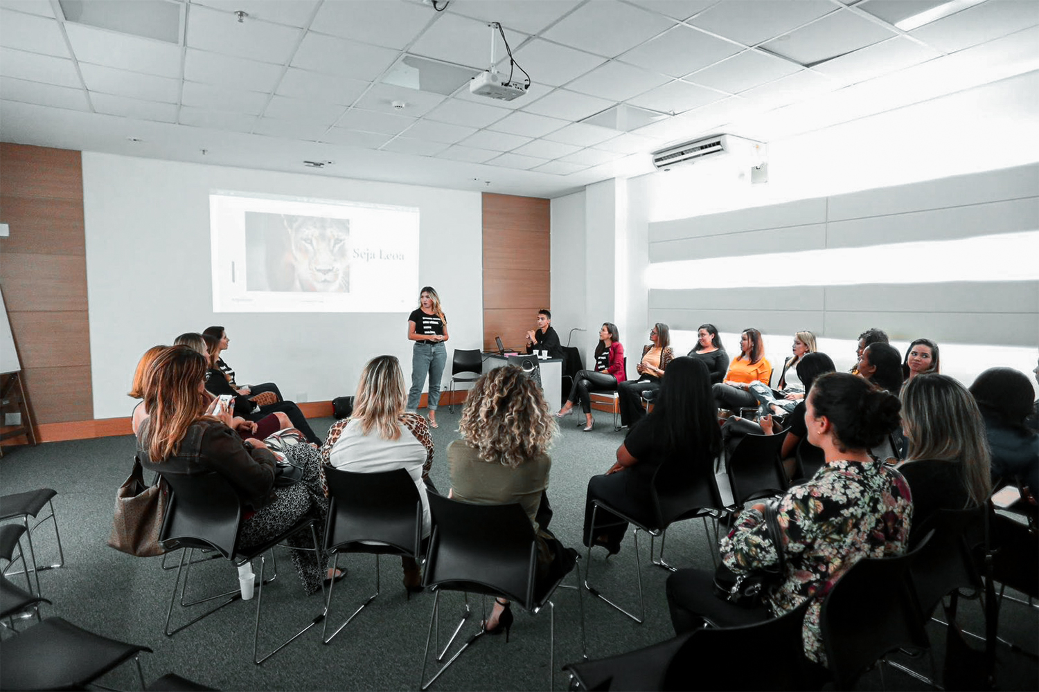 Liza Lopes conduzindo um encontro com mulheres
